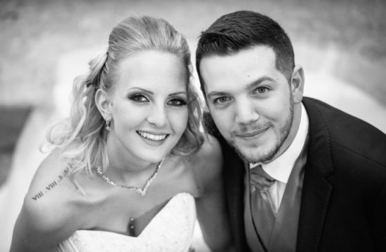 mariage à saint jean de maurienne dans les escaliers de la mairie