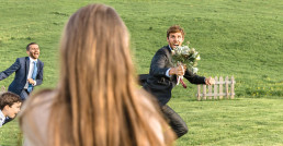 photo mariage lancé de bouquet