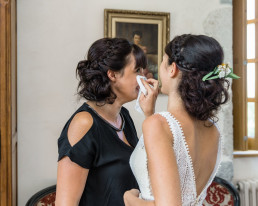 La mariée qui essuie les larmes de sa témoin au Château de Saint Offenge