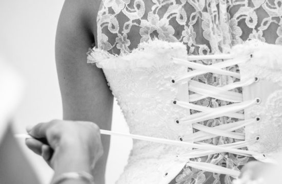 laçage de la robe de mariée