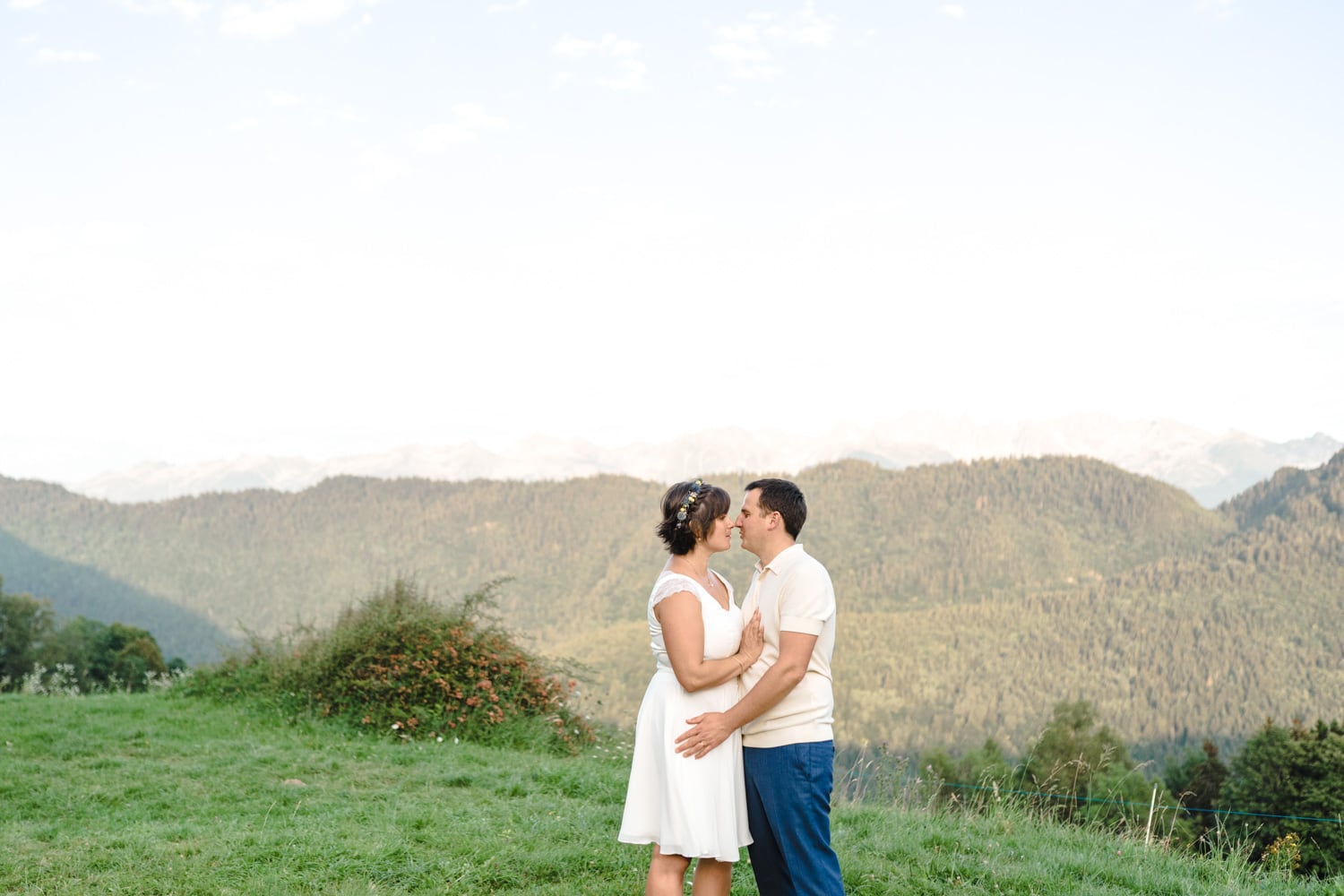 mariage à la pierre à sel au Pontet avec vue sur les montagnes en Savoie