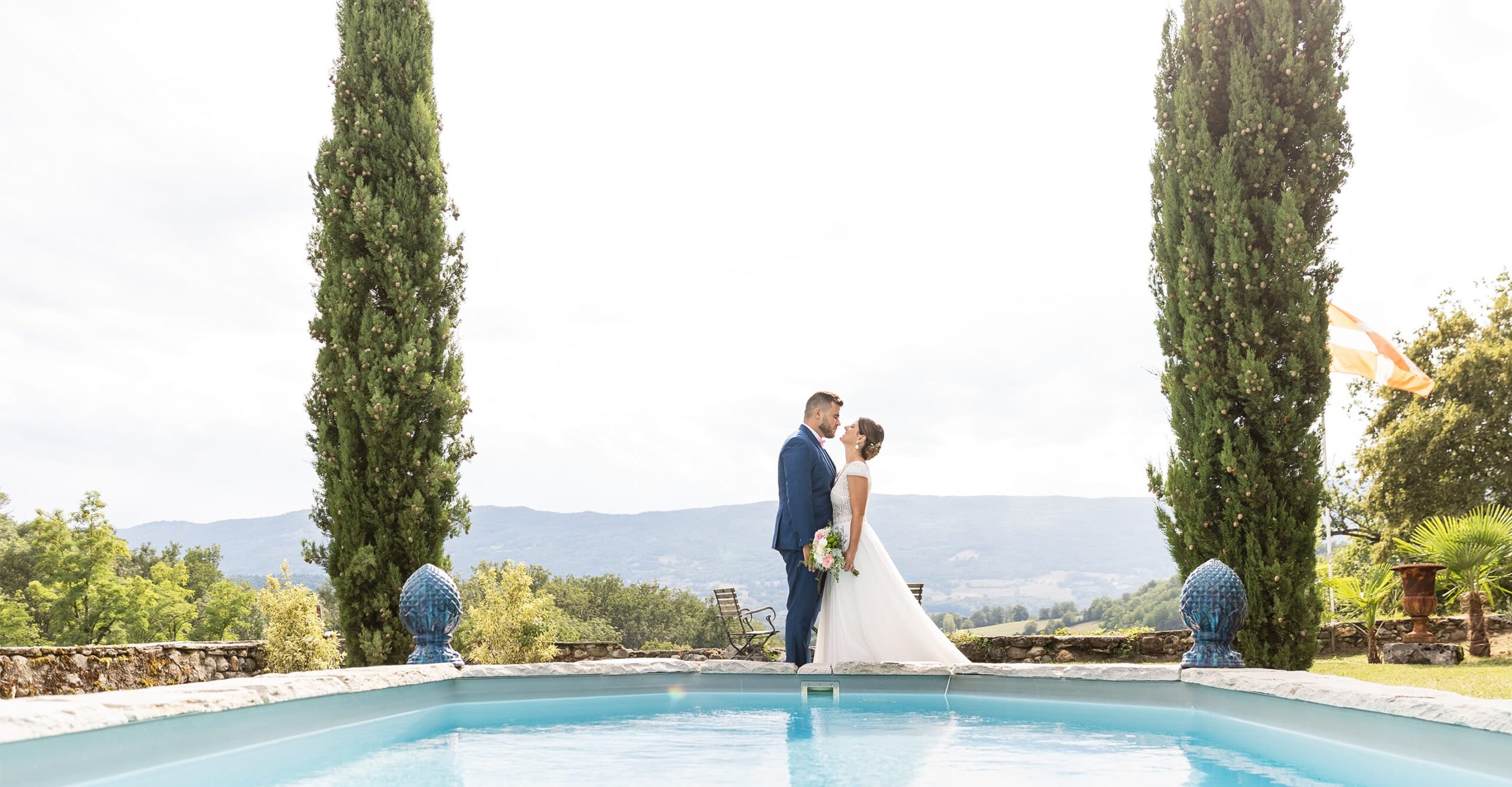 photo de couple au bord de la piscine du château de Morgenex