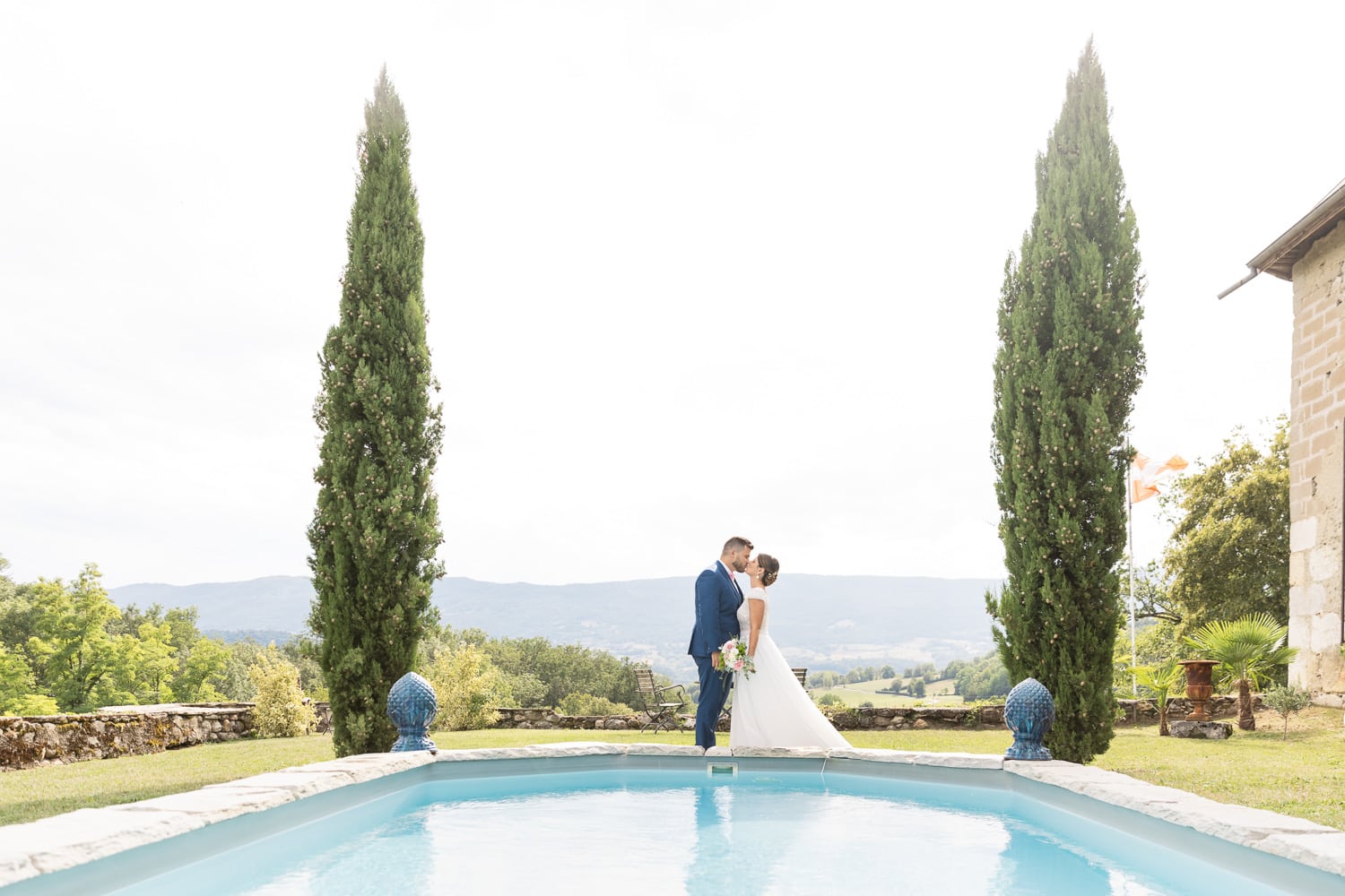 mariage château de morgenex au bord de la piscine