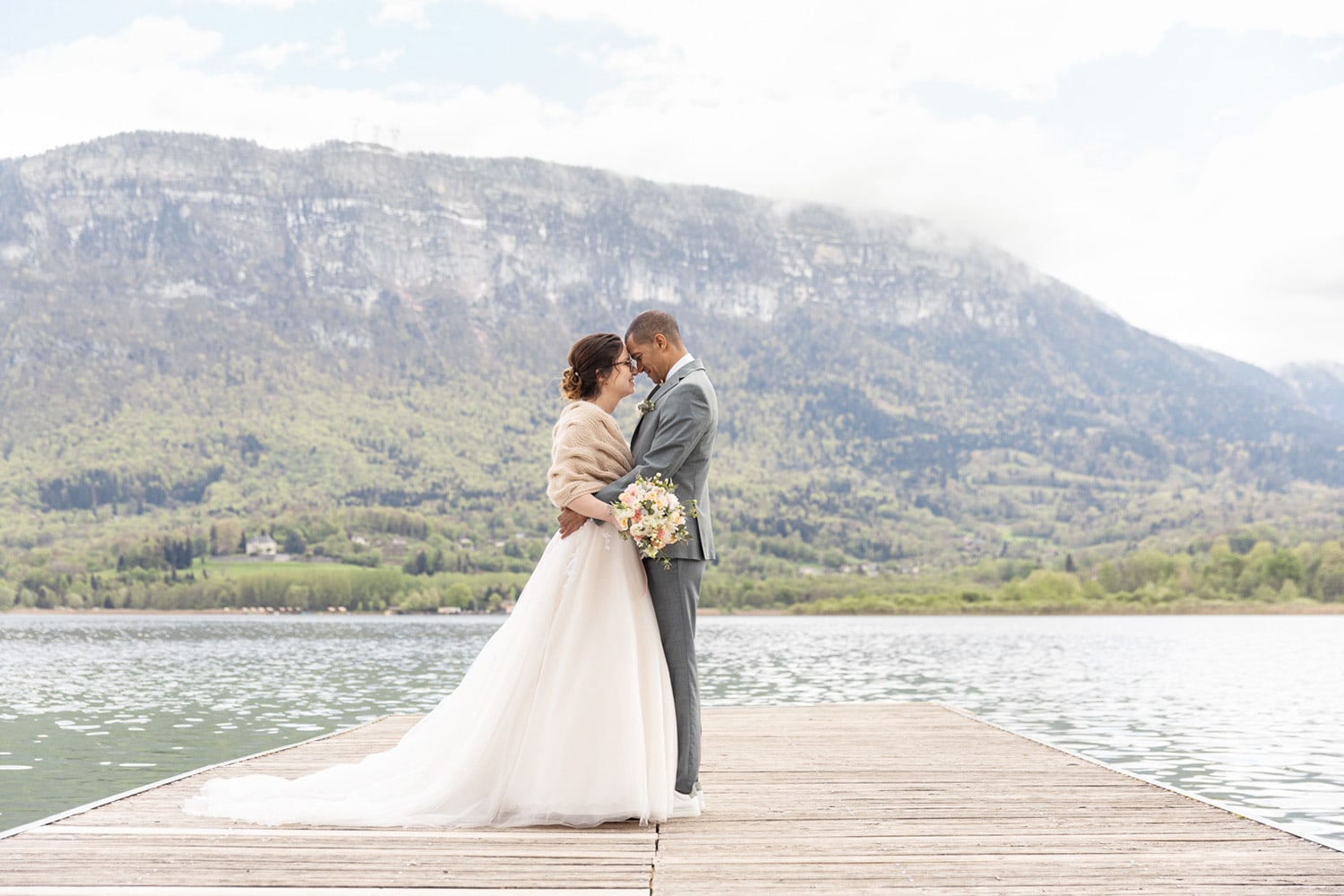 Mariage au lac d'Aiguebelette au milieu des montagnes
