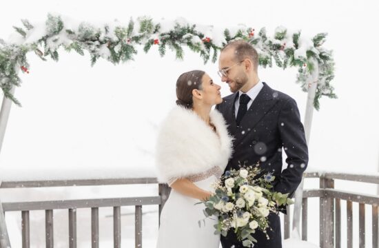 mariage en hiver à la montagne sous la neige